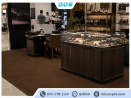 บูธจัดแสดงนาฬิกาหรูตกแต่งด้วยพรมปูพื้นสีน้ำตาลเข้ม เสริมภาพลักษณ์เรียบหรูระดับพรีเมียม