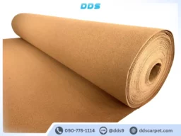 ม้วนพรมอัดเรียบสีน้ำตาลอ่อนคาราเมล เนื้อแน่นเนียนสวย เหมาะสำหรับปูพื้นจัดงาน