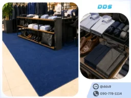 พรมปูพื้นสีน้ำเงินสดใสตกแต่งบริเวณชั้นวางเสื้อเชิ้ตและรองเท้าหนังแฟชั่นบุรุษ