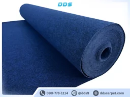 ม้วนพรมปูพื้นอัดเรียบสีน้ำเงินเข้ม ผิวสัมผัสเรียบสวย สำหรับงานนิทรรศการและอีเวนต์