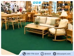 บูธแสดงชุดเฟอร์นิเจอร์ไม้สไตล์มินิมอล ปูพรมสีเขียวเข้มเสริมกลิ่นอายธรรมชาติ