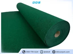 ม้วนพรมอัดเรียบสีเขียวเข้ม ปูพื้นง่าย เรียบสนิท รองรับงานอีเวนต์และนิทรรศการ