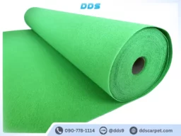 ม้วนพรมอัดเรียบสีเขียวตองสด ปูง่าย เนื้อแน่น เหมาะสำหรับงานจัดแสดงและงานนิทรรศการ
