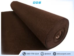 เปรียบเทียบพื้นกระเบื้องเดิมกับพื้นที่ปูพรมอัดเรียบสีเทาดำในบูธเฟอร์นิเจอร์ ช่วยแบ่งสัดส่วนชัดเจน