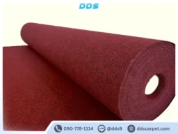 ม้วนพรมอัดเรียบสีแดงเลือดหมูโทนเข้ม หรูหรา เหมาะสำหรับงานพิธีการและเวทีใหญ่