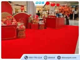 พื้นที่จัดแสดงตกแต่งธีมตรุษจีน ปูพรมสีแดงสดทั่วบริเวณ เพิ่มความโดดเด่นอลังการ