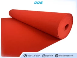 ม้วนพรมอัดเรียบสีแดงสด สีสันคมชัดสะดุดตา เหมาะสำหรับงานพิธีและงานอีเวนต์