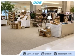บรรยากาศงานออกบูธขายของแฮนด์เมด ปูพรมสีน้ำตาลอ่อนคุมโทนสะอาดตาเดินสบายเท้า