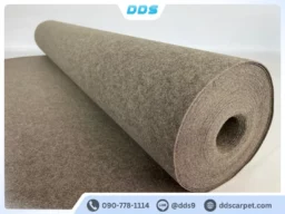 ม้วนพรมปูพื้นอัดเรียบโทนสีน้ำตาลอ่อน ผิวสัมผัสเรียบเนียนสำหรับจัดงานแสดง