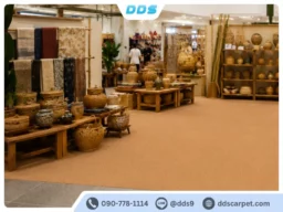 ผลงานปูพรมโทนสีน้ำตาลอ่อนในพื้นที่บูธแสดงสินค้าหัตถกรรมจักสาน สร้างบรรยากาศอบอุ่น