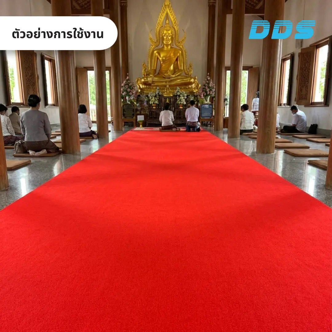 ภายในโบสถ์วัดไทย มีพระพุทธรูปและพรมสีแดง