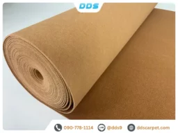 ม้วนพรมลูกฟูกสีน้ำตาลผิวสัมผัสลอนนูน สำหรับใช้ปูพื้นจัดแสดงสินค้าและตกแต่งหน้าร้านโทนอบอุ่น