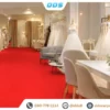 พรมแดงงานแต่ง ชนิดพรมลูกฟูก สีแดงสด ปูเป็นทางเดินกลางร้านเวดดิ้งสตูดิโอตัดกับชุดแต่งงานสีขาว