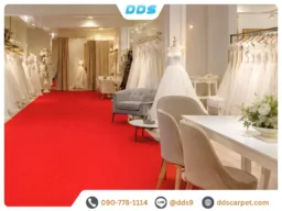 พรมแดงงานแต่ง ชนิดพรมลูกฟูก สีแดงสด ปูเป็นทางเดินกลางร้านเวดดิ้งสตูดิโอตัดกับชุดแต่งงานสีขาว