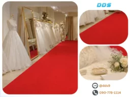 ทางเดิน พรมแดงงานแต่ง สีแดงสดในสตูดิโอชุดแต่งงาน พร้อมรายละเอียดผิวสัมผัสลอนลูกฟูกเรียบร้อย