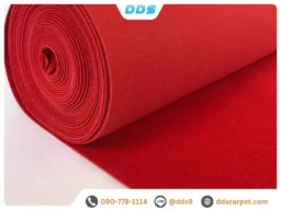ม้วนพรมลูกฟูก สีแดงสด ผิวสัมผัสลายเส้นลอนคมชัด หนาเป็นทรง สำหรับปูพื้นและทางเดิน DDS Carpet