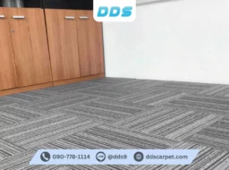 พรมแผ่นปูพื้นลายเส้นโทนสีเทาอ่อน รหัส DDS-CKK-01 ปูสลับลายในห้องทำงาน เพิ่มความโมเดิร์น เรียบหรู