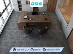 มุมมองท็อปวิวห้องทำงานผู้บริหาร ปูพรมแผ่นรหัส DDS-CKK-01 โทนสีเทาอ่อน เข้ากับโต๊ะทำงานไม้โมเดิร์น