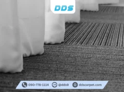 พรมแผ่นลายเส้นริ้วสีเทาเข้ม รหัส DDS-CKK-02 ปูสลับลายสวยงาม เรียบหรู เหมาะสำหรับตกแต่งพื้นห้องสำนักงาน