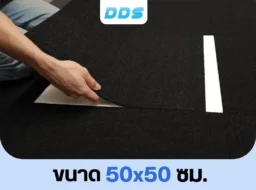 ช่างสาธิตการปูพรมแผ่นรหัส DDS-CKK-05 ขนาด 50x50 ซม. สีดำสนิท จัดวางลงรอยต่อได้แนบสนิท เรียบเนียน ไร้รอยสะดุด
