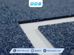 โคลสอัพรอยต่อมุมพรมแผ่นสีน้ำเงินยีนส์ รหัส DDS-CKK-06 โชว์ขอบแผ่นแนบสนิทกับพื้นห้องอย่างประณีต สวยงาม ลงตัว