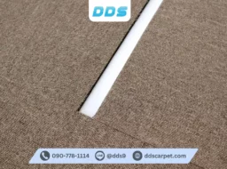 โคลสอัพการจัดวางมุมพรมแผ่นสีน้ำตาลเอิร์ธโทน รหัส DDS-CKK-07 รอยต่อเรียบเนียน เพิ่มความอบอุ่นให้ห้อง