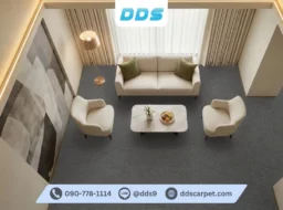 ห้องนั่งเล่นเพดานสูง ปูพรมแผ่นสีเทารหัส DDS-CKK-08 สวยงามเรียบหรู ตัดกับชุดโซฟาสีครีมได้อย่างลงตัว