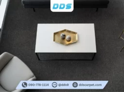 มุมมองท็อปวิวห้องรับแขก ปูพรมแผ่นรหัส DDS-CKK-09 สีเทาเข้ม ตัดกับโต๊ะกลางท็อปขาว สไตล์โมเดิร์นคลาสสิก
