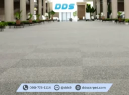 ห้องโถงกว้างปูพื้นด้วยพรมแผ่นสีเทาสว่าง รหัส DDS-CKK-10 สลับลายตาราง ให้บรรยากาศโปร่ง โล่ง สบายตา